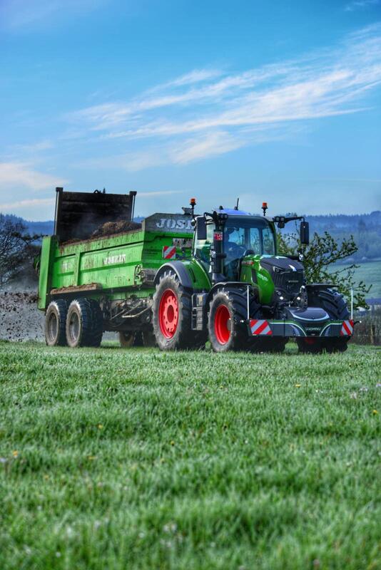 Tracteur Fendt Taserag avec épandeur fumier Joskin en action en prairie