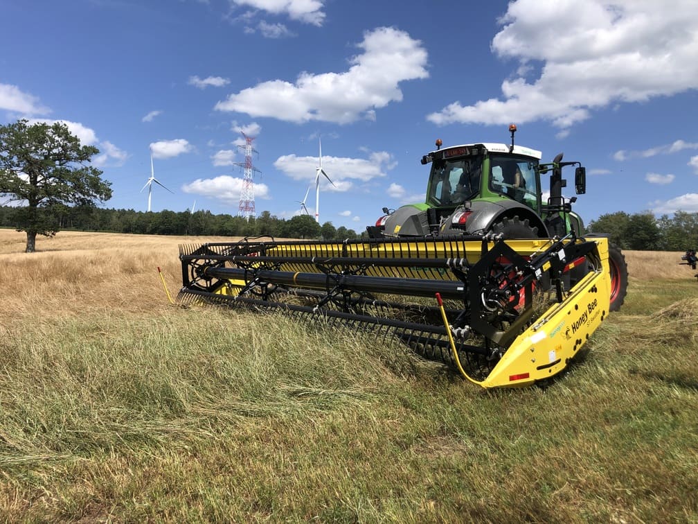 Tracteur Fendt Taserag avec faucheuse Honey Bee en action dans un champ