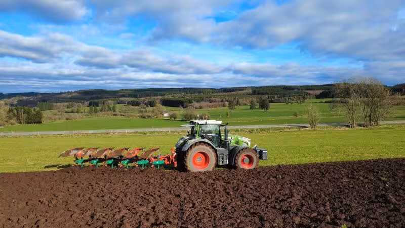 Tracteur Fendt Taserag en labour avec charrue dans un champ ardennais