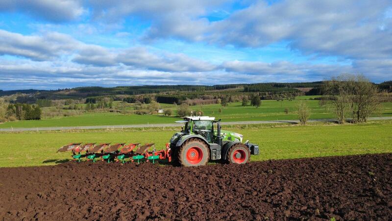 Tracteur Fendt Taserag en labour avec charrue dans un champ ardennais