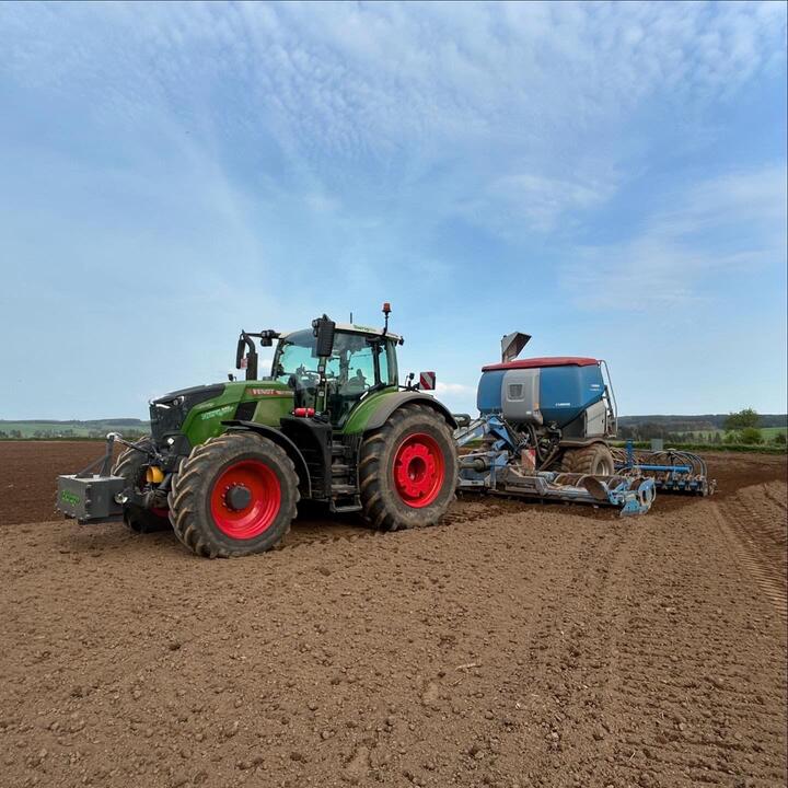 Tracteur Fendt Taserag avec semoir Lemken en action dans un champ