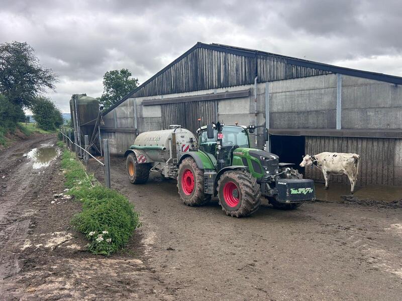 Tracteur Fendt Taserag avec tonne à lisier Joskin devant une étable